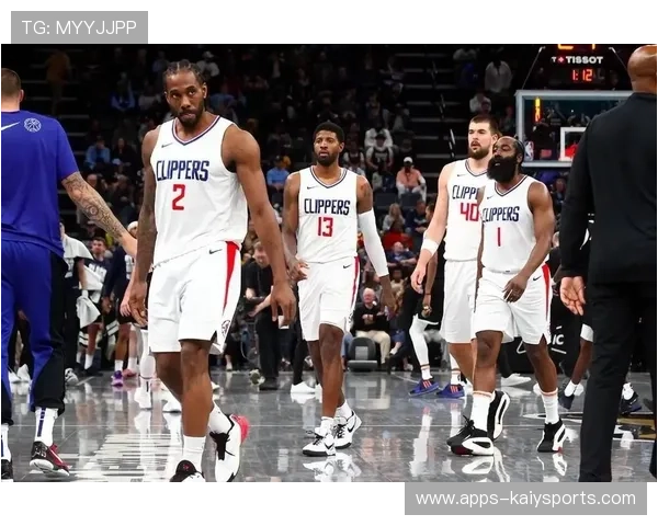 快船三巨头磨合不顺，队内氛围堪忧，快船三巨头时期阵容