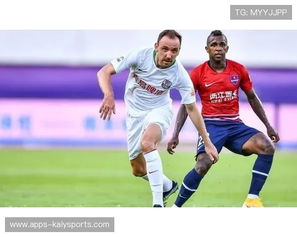 辽宁铁人热菲尼奥插入禁区，脚后跟回做制造跟进射门